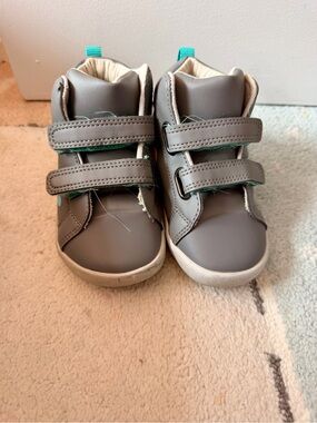 Kids Gray Hook-and-Loop Boots with Teal Accent Ten little